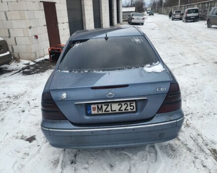 Синий Мерседес Е-Класс, объемом двигателя 2.2 л и пробегом 500 тыс. км за 3100 $, фото 2 на Automoto.ua