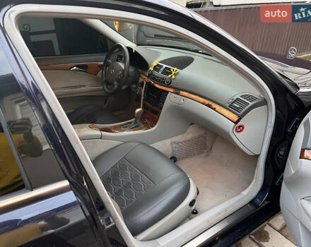 Синий Мерседес Е-Класс, объемом двигателя 2.1 л и пробегом 350 тыс. км за 5800 $, фото 8 на Automoto.ua