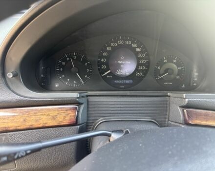 Синий Мерседес Е-Класс, объемом двигателя 2.2 л и пробегом 480 тыс. км за 4000 $, фото 5 на Automoto.ua