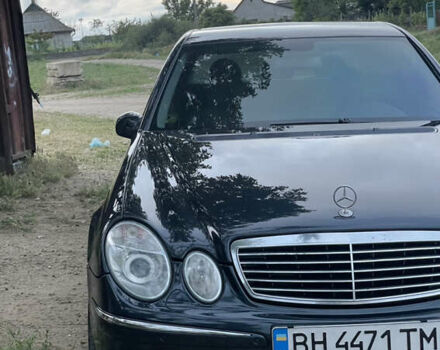 Синий Мерседес Е-Класс, объемом двигателя 5 л и пробегом 370 тыс. км за 10500 $, фото 3 на Automoto.ua