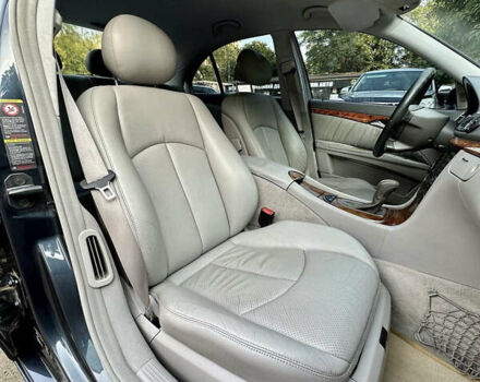 Синий Мерседес Е-Класс, объемом двигателя 5 л и пробегом 370 тыс. км за 10500 $, фото 6 на Automoto.ua