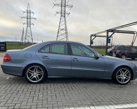 Синий Мерседес Е-Класс, объемом двигателя 3.2 л и пробегом 329 тыс. км за 4639 $, фото 2 на Automoto.ua