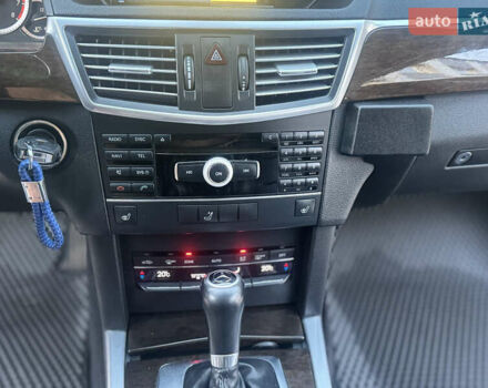 Синий Мерседес Е-Класс, объемом двигателя 1.8 л и пробегом 367 тыс. км за 8800 $, фото 35 на Automoto.ua