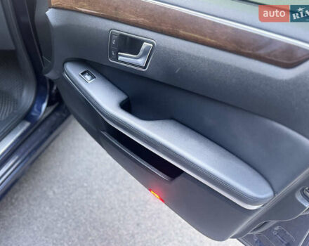 Синий Мерседес Е-Класс, объемом двигателя 1.8 л и пробегом 367 тыс. км за 8800 $, фото 25 на Automoto.ua