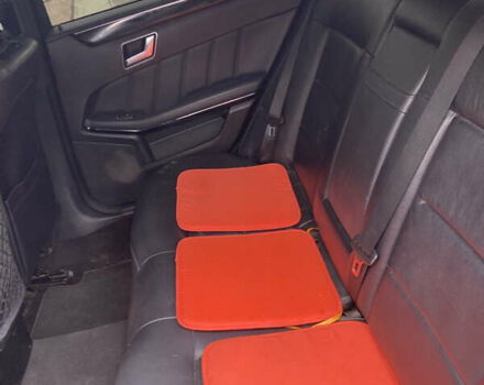 Синий Мерседес Е-Класс, объемом двигателя 2.2 л и пробегом 332 тыс. км за 11500 $, фото 4 на Automoto.ua