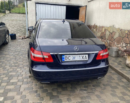 Синий Мерседес Е-Класс, объемом двигателя 2.2 л и пробегом 332 тыс. км за 11500 $, фото 2 на Automoto.ua