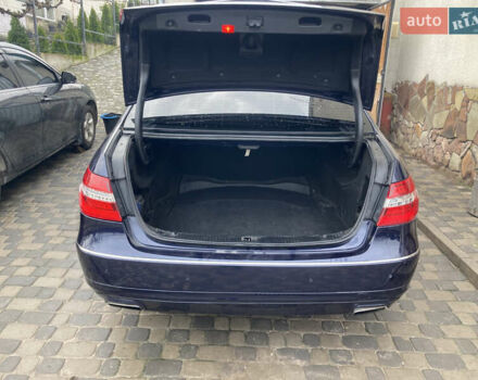 Синий Мерседес Е-Класс, объемом двигателя 2.2 л и пробегом 332 тыс. км за 11500 $, фото 3 на Automoto.ua