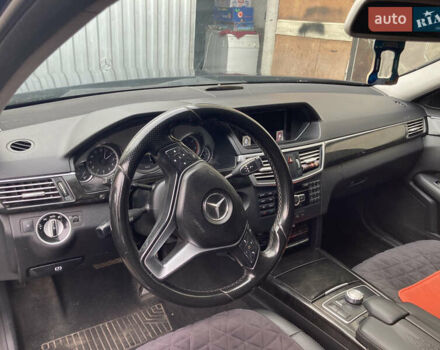 Синий Мерседес Е-Класс, объемом двигателя 2.2 л и пробегом 332 тыс. км за 11500 $, фото 5 на Automoto.ua