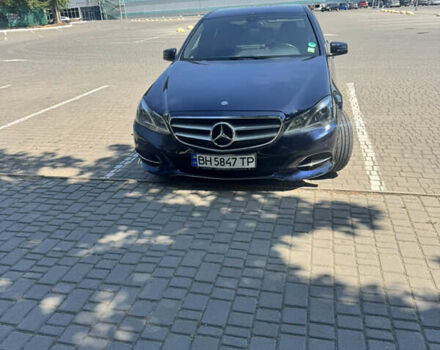 Синий Мерседес Е-Класс, объемом двигателя 2.1 л и пробегом 180 тыс. км за 15700 $, фото 2 на Automoto.ua