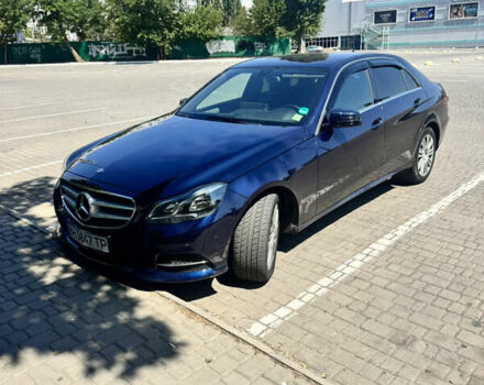 Синий Мерседес Е-Класс, объемом двигателя 2.1 л и пробегом 180 тыс. км за 15700 $, фото 1 на Automoto.ua