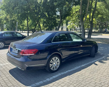 Синий Мерседес Е-Класс, объемом двигателя 2.1 л и пробегом 180 тыс. км за 15700 $, фото 3 на Automoto.ua
