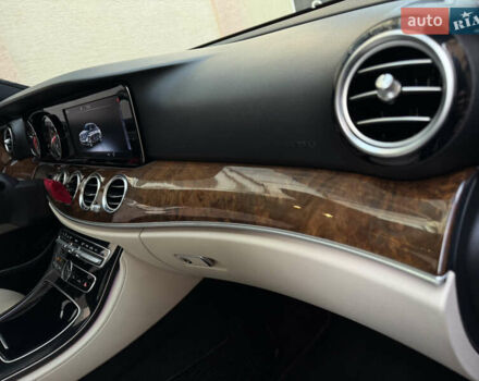 Синій Мерседес Е-Клас, об'ємом двигуна 2 л та пробігом 170 тис. км за 23900 $, фото 57 на Automoto.ua