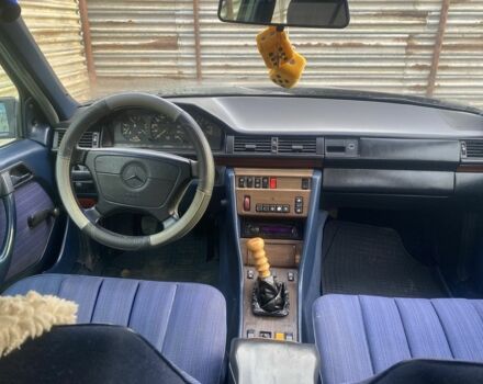 Синий Мерседес Е-Класс, объемом двигателя 2.3 л и пробегом 200 тыс. км за 1500 $, фото 8 на Automoto.ua