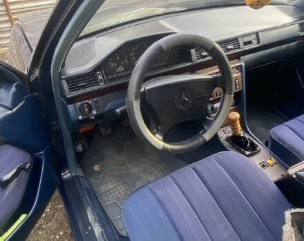 Синий Мерседес Е-Класс, объемом двигателя 2.3 л и пробегом 200 тыс. км за 1500 $, фото 7 на Automoto.ua