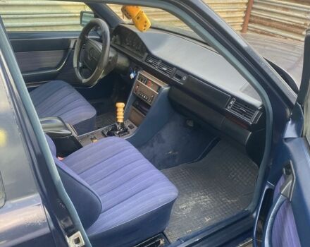 Синий Мерседес Е-Класс, объемом двигателя 2.3 л и пробегом 200 тыс. км за 1500 $, фото 6 на Automoto.ua