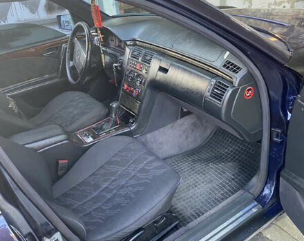 Синий Мерседес Е-Класс, объемом двигателя 2 л и пробегом 800 тыс. км за 2500 $, фото 11 на Automoto.ua