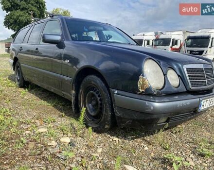 Синий Мерседес Е-Класс, объемом двигателя 2.4 л и пробегом 300 тыс. км за 2100 $, фото 3 на Automoto.ua