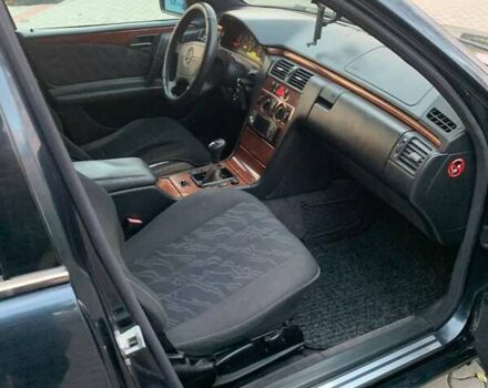 Синий Мерседес Е-Класс, объемом двигателя 2.4 л и пробегом 415 тыс. км за 2300 $, фото 11 на Automoto.ua