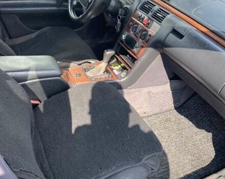 Синий Мерседес Е-Класс, объемом двигателя 2.4 л и пробегом 300 тыс. км за 2100 $, фото 6 на Automoto.ua