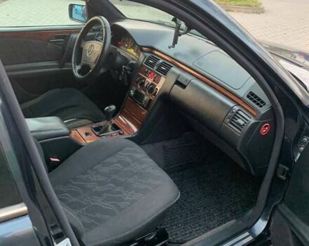 Синий Мерседес Е-Класс, объемом двигателя 2.4 л и пробегом 415 тыс. км за 2300 $, фото 5 на Automoto.ua