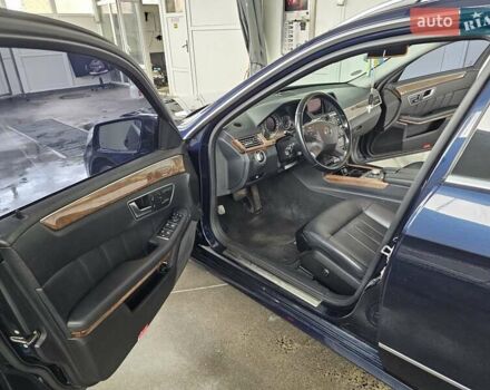 Синий Мерседес Е-Класс, объемом двигателя 2.14 л и пробегом 350 тыс. км за 12999 $, фото 5 на Automoto.ua