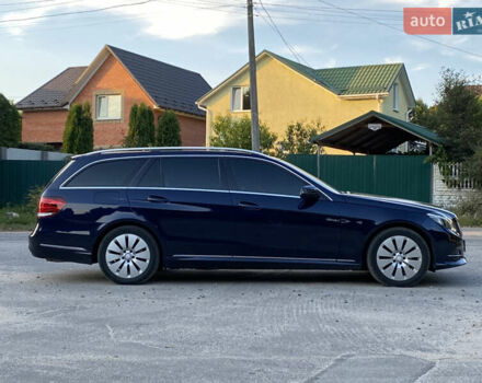 Синий Мерседес Е-Класс, объемом двигателя 2.1 л и пробегом 245 тыс. км за 18500 $, фото 4 на Automoto.ua