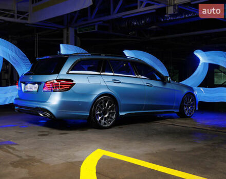 Синий Мерседес Е-Класс, объемом двигателя 2.2 л и пробегом 260 тыс. км за 27000 $, фото 2 на Automoto.ua