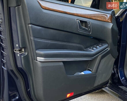 Синий Мерседес Е-Класс, объемом двигателя 2.1 л и пробегом 245 тыс. км за 18500 $, фото 13 на Automoto.ua