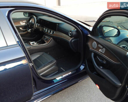 Мерседес Е-Клас 2018 у Києві на Automoto.ua Синій Мерседес Е-Клас, об'ємом двигуна 4 л та пробігом 83 тис. км за 63900 $, фото 16 на Automoto.ua