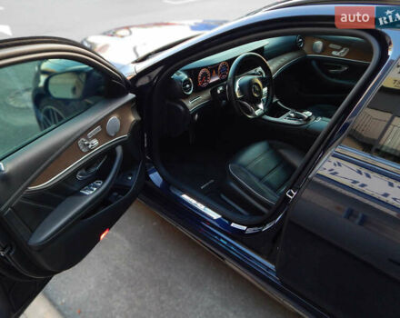 Мерседес Е-Клас 2018 у Києві на Automoto.ua Синій Мерседес Е-Клас, об'ємом двигуна 4 л та пробігом 83 тис. км за 63900 $, фото 11 на Automoto.ua