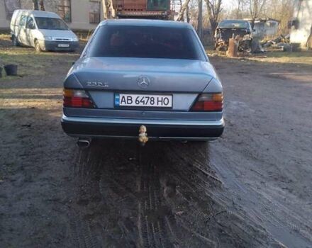 Синий Мерседес Е-Класс, объемом двигателя 2.3 л и пробегом 320 тыс. км за 1600 $, фото 1 на Automoto.ua