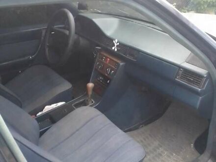 Синій Мерседес Е-Клас, об'ємом двигуна 2 л та пробігом 200 тис. км за 2500 $, фото 1 на Automoto.ua