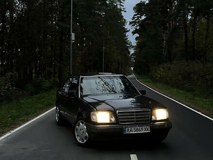 Синий Мерседес Е-Класс, объемом двигателя 2 л и пробегом 376 тыс. км за 3000 $, фото 1 на Automoto.ua