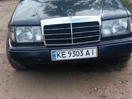 Синий Мерседес Е-Класс, объемом двигателя 2.6 л и пробегом 300 тыс. км за 2200 $, фото 1 на Automoto.ua