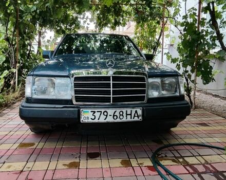 Синій Мерседес Е-Клас, об'ємом двигуна 2.3 л та пробігом 300 тис. км за 1850 $, фото 1 на Automoto.ua