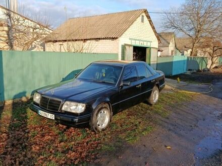 Синий Мерседес Е-Класс, объемом двигателя 2.3 л и пробегом 10 тыс. км за 3000 $, фото 1 на Automoto.ua