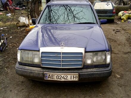 Мерседес Е-Класс 1990 в Харькове на Automoto.ua Синий Мерседес Е-Класс, объемом двигателя 2.3 л и пробегом 0 тыс. км за 2300 $, фото 1 на Automoto.ua