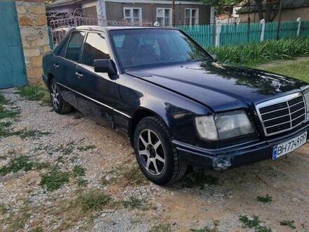 Мерседес Е-Класс 1991 в Болграде на Automoto.ua Синий Мерседес Е-Класс, объемом двигателя 2 л и пробегом 150 тыс. км за 1199 $, фото 1 на Automoto.ua