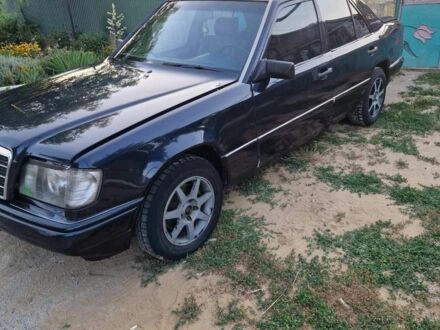 Мерседес Е-Класс 1991 в Болграде на Automoto.ua Синий Мерседес Е-Класс, объемом двигателя 2 л и пробегом 150 тыс. км за 1199 $, фото 1 на Automoto.ua