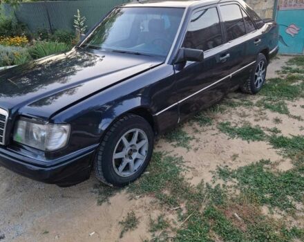 Синий Мерседес Е-Класс, объемом двигателя 2 л и пробегом 150 тыс. км за 1199 $, фото 1 на Automoto.ua