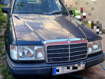 Мерседес Е-Класс 1991 в Кропивницком (Кировограде) на Automoto.ua Синий Мерседес Е-Класс, объемом двигателя 2 л и пробегом 300 тыс. км за 1700 $, фото 1 на Automoto.ua