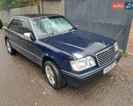 Синий Мерседес Е-Класс, объемом двигателя 2.3 л и пробегом 243 тыс. км за 2900 $, фото 1 на Automoto.ua