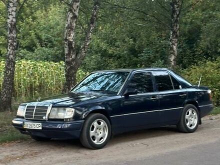 Синий Мерседес Е-Класс, объемом двигателя 2.6 л и пробегом 350 тыс. км за 3800 $, фото 1 на Automoto.ua