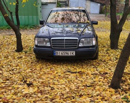 Синий Мерседес Е-Класс, объемом двигателя 2.8 л и пробегом 420 тыс. км за 3000 $, фото 1 на Automoto.ua