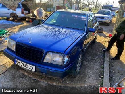 Синий Мерседес Е-Класс, объемом двигателя 2.2 л и пробегом 400 тыс. км за 1500 $, фото 1 на Automoto.ua