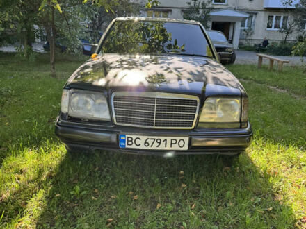 Синий Мерседес Е-Класс, объемом двигателя 2.2 л и пробегом 379 тыс. км за 1799 $, фото 1 на Automoto.ua