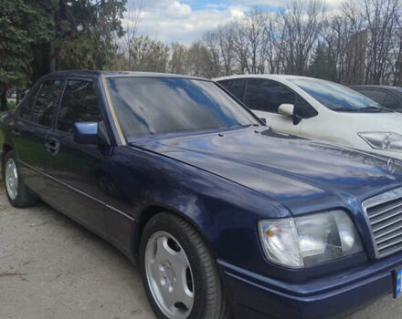 Синій Мерседес Е-Клас, об'ємом двигуна 3.2 л та пробігом 124 тис. км за 2500 $, фото 1 на Automoto.ua