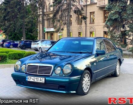 Синий Мерседес Е-Класс, объемом двигателя 3.2 л и пробегом 250 тыс. км за 1850 $, фото 1 на Automoto.ua