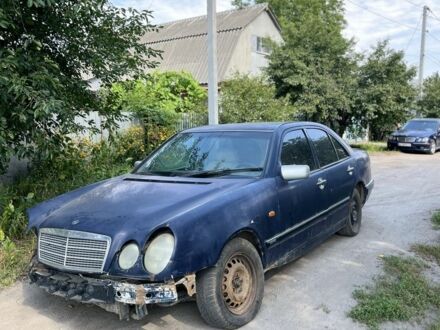 Мерседес Е-Класс 1995 в Кременчуге на Automoto.ua Синий Мерседес Е-Класс, объемом двигателя 2 л и пробегом 310 тыс. км за 1000 $, фото 1 на Automoto.ua