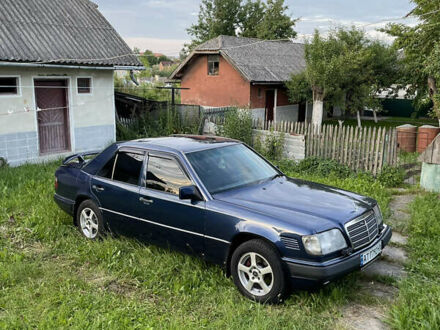 Мерседес Е-Класс 1995 в Черткове на Automoto.ua Синий Мерседес Е-Класс, объемом двигателя 2.49 л и пробегом 420 тыс. км за 3800 $, фото 1 на Automoto.ua